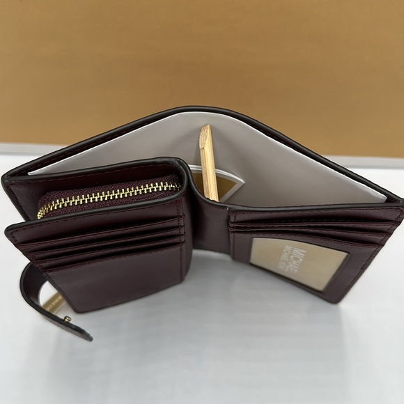 Michael Kors Jet Set Medium Two-Tone
Logo Wallet
Wallet OXBLOOD MULTI COLOR - Picture 9 of 13